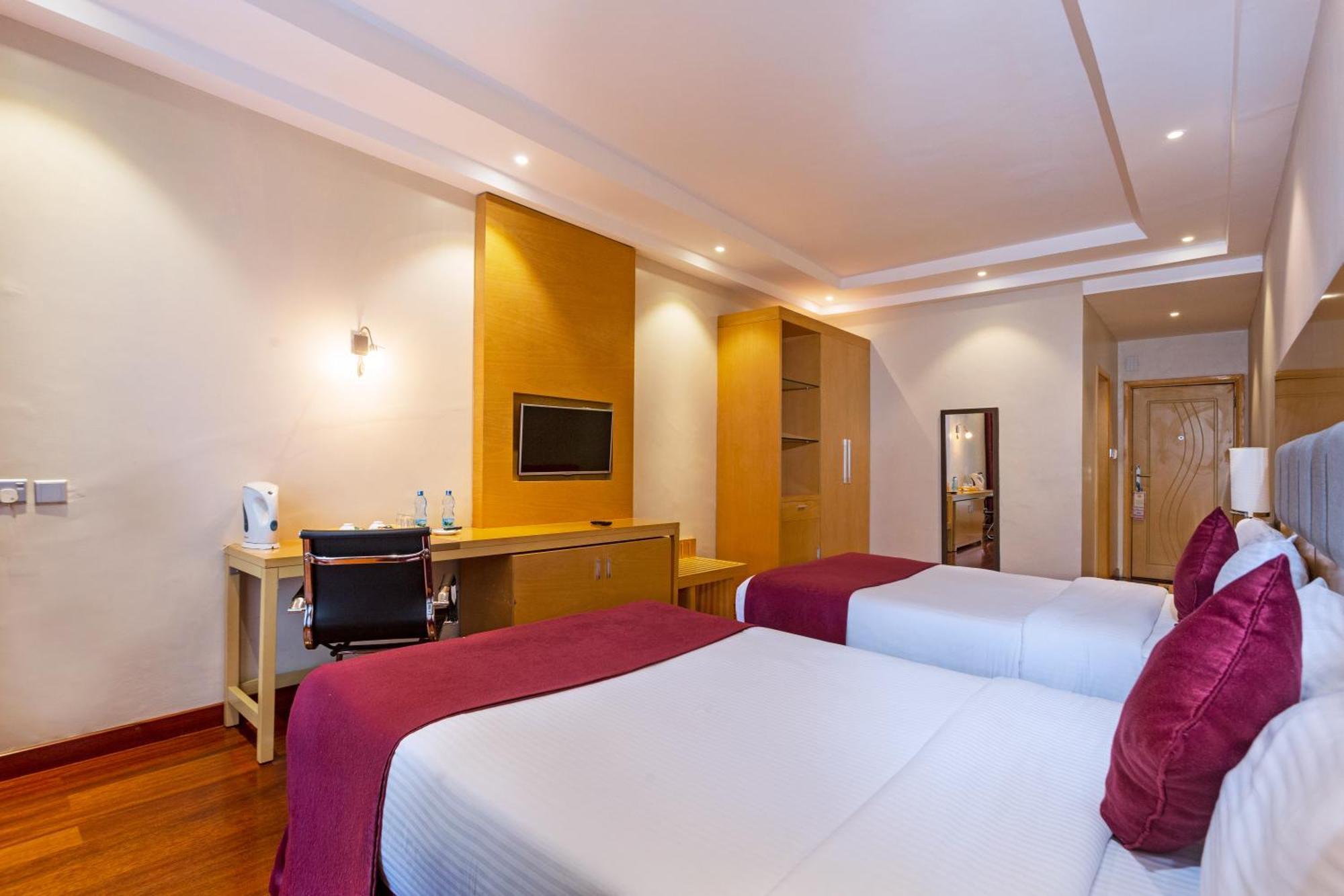 Three Steers Hotel Meru Экстерьер фото