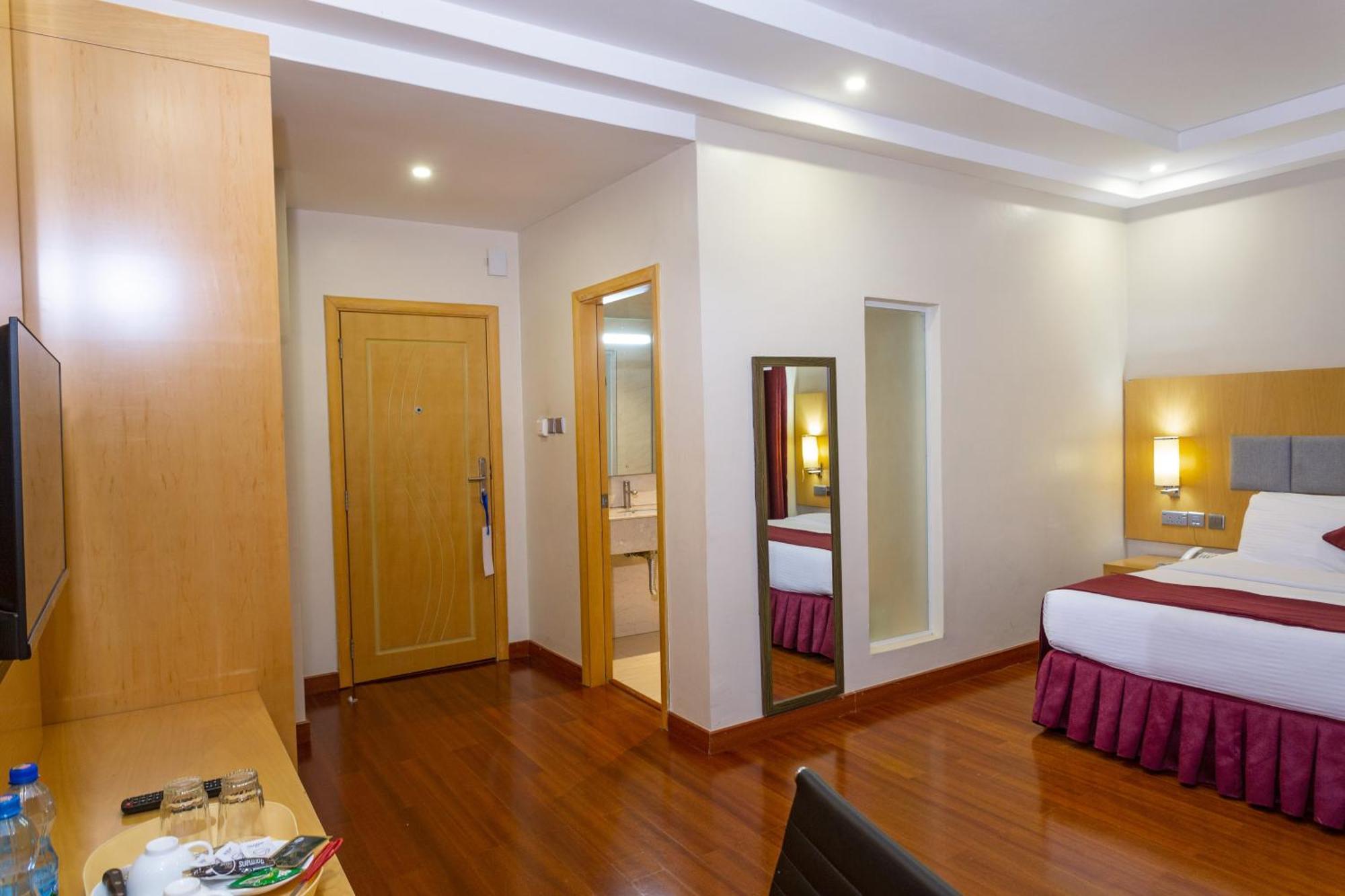 Three Steers Hotel Meru Экстерьер фото