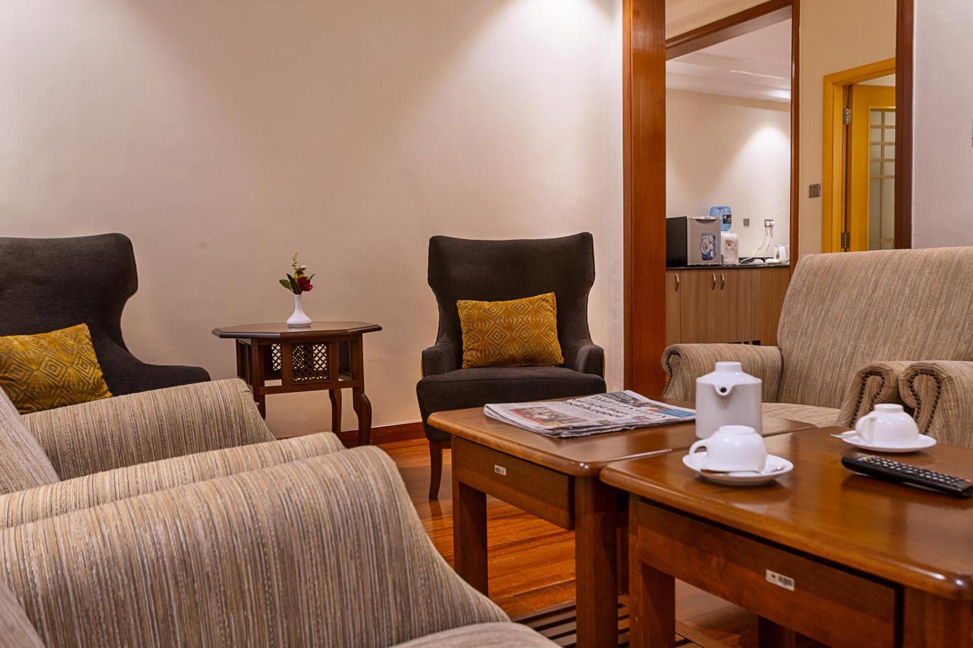 Three Steers Hotel Meru Экстерьер фото