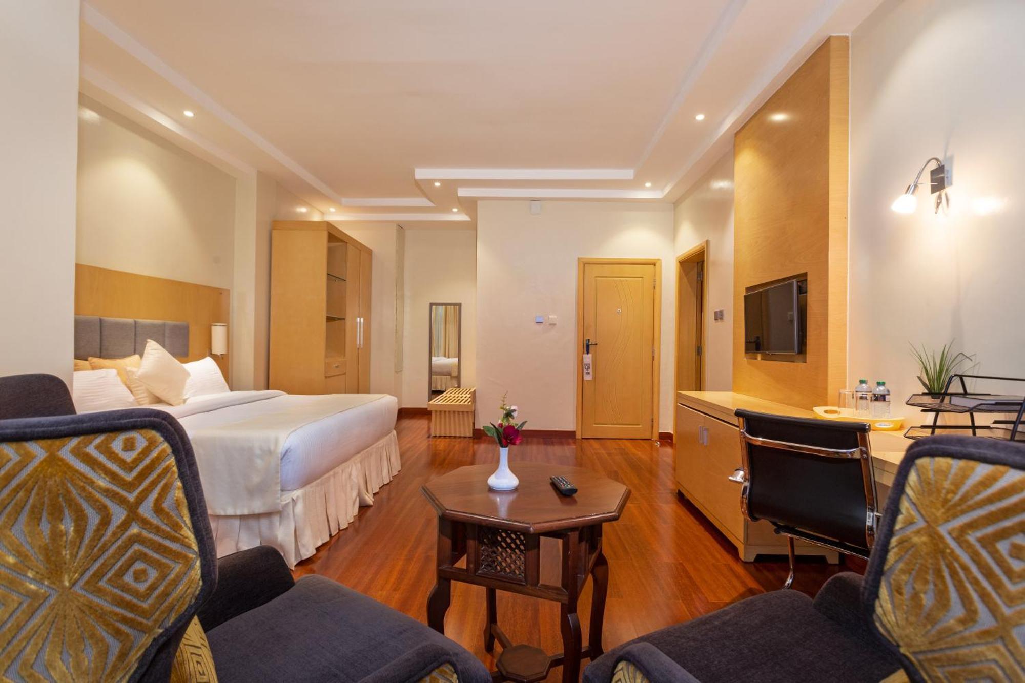 Three Steers Hotel Meru Экстерьер фото